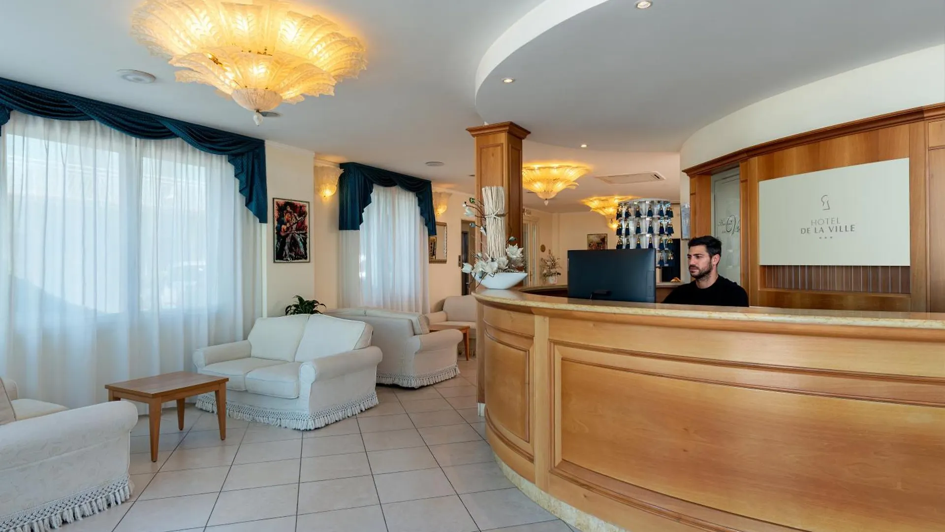 Hotel De La Ville チェゼナーティコ